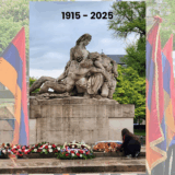 Commémoration du génocide arménien devant le monument aux morts de Strasbourg, avec drapeaux arméniens, gerbes de fleurs et dates 1915–2025.